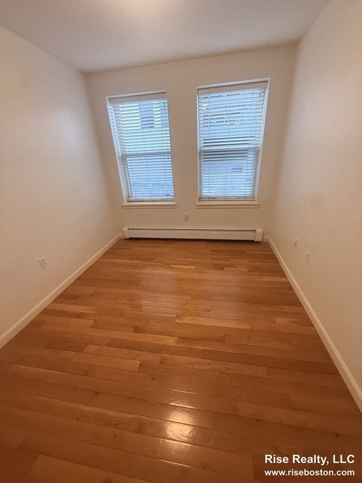 29 Peterborough St #3 - Photo 6 of 9