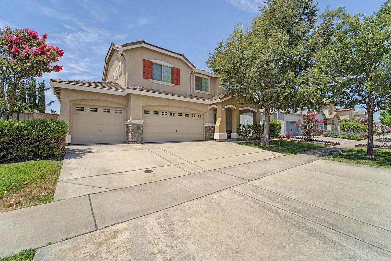 5590 Cobbler Ln - Photo 2 of 29