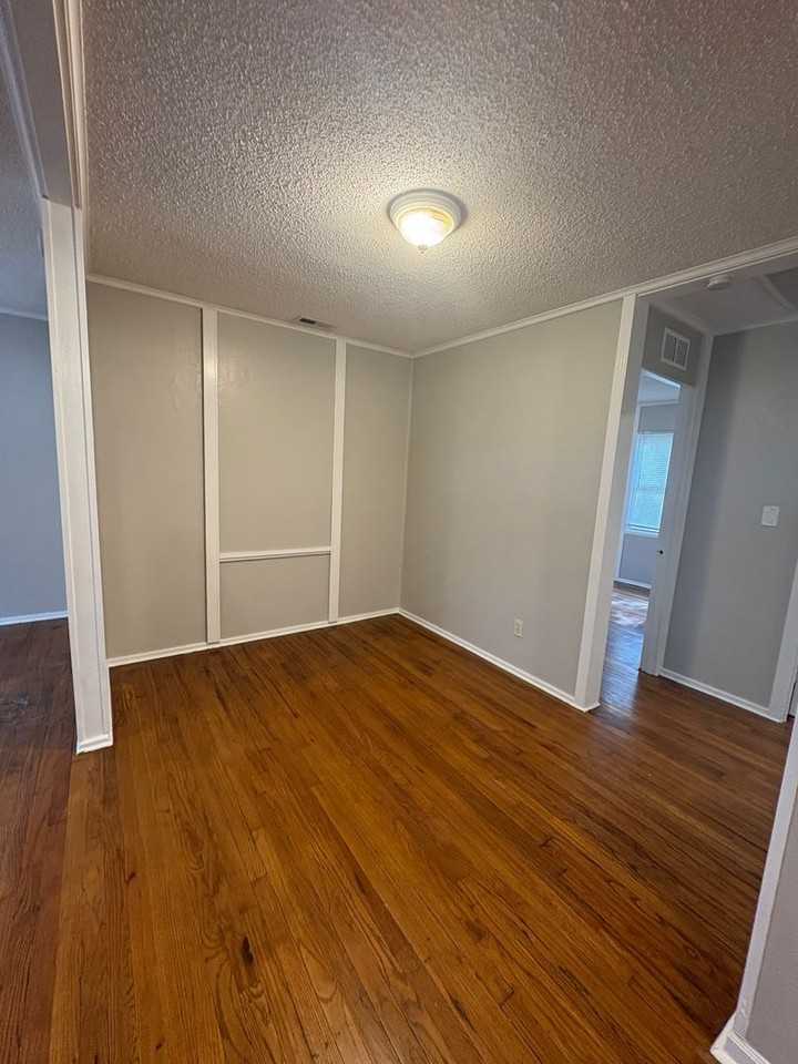 1114 Ne 43rd Ter - Photo 3 of 8