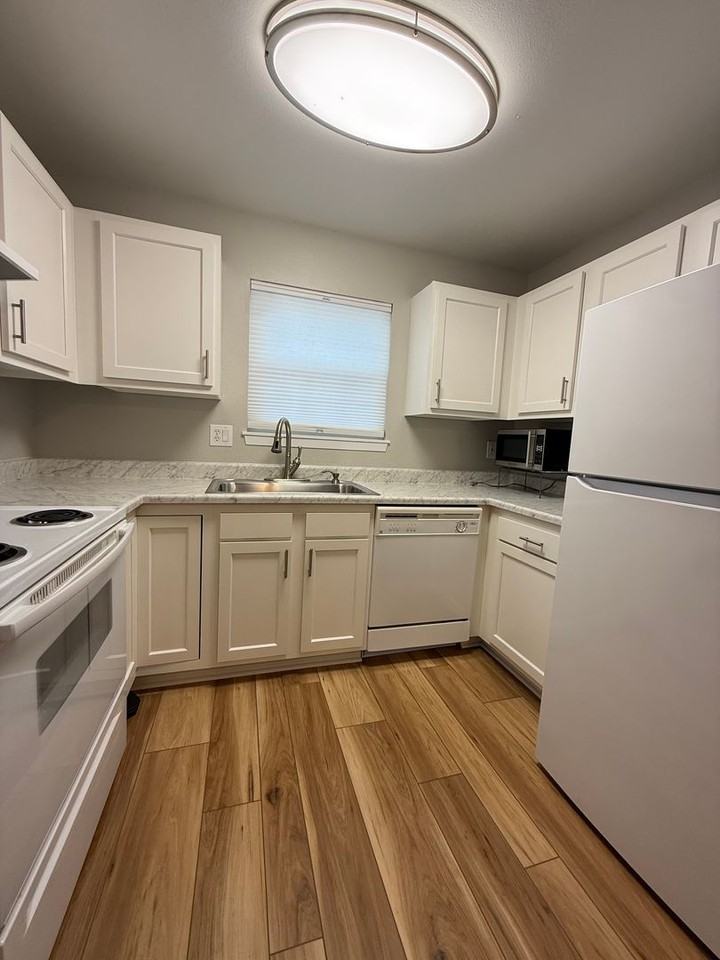 350 S Estes St #B - Photo 5 of 39