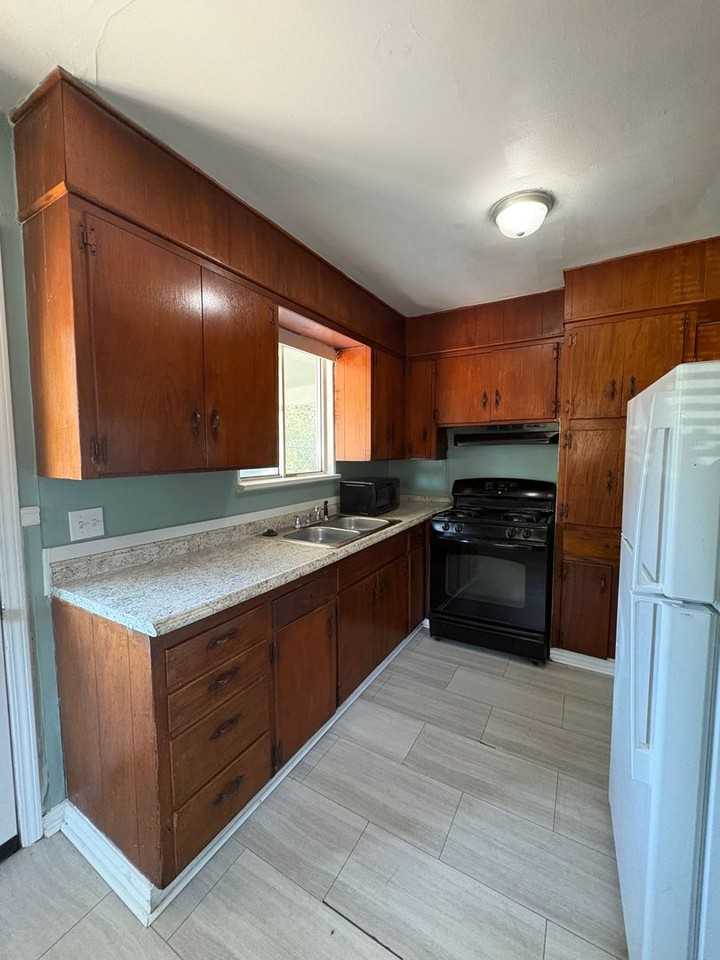 8408 David Dr - Photo 4 of 13