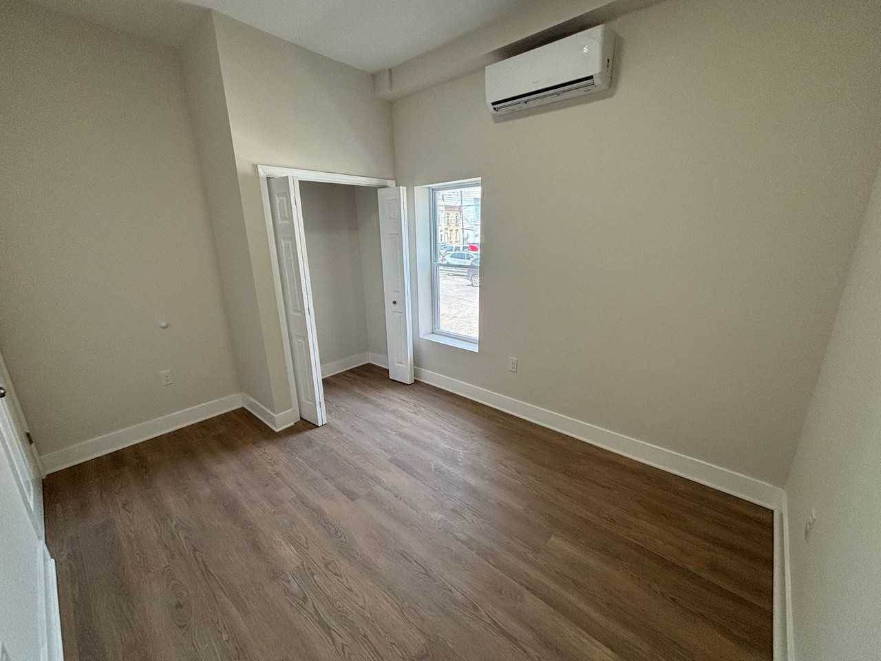 1032 W Hamilton St - Photo 6 of 7