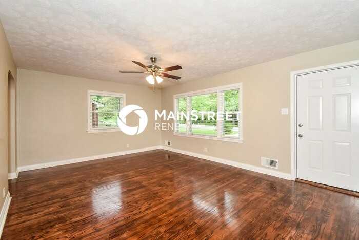 7404 Michael Dr - Photo 4 of 17