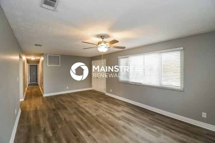 4605 Silver Ridge Dr - Photo 3 of 15