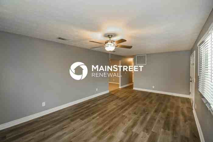 4605 Silver Ridge Dr - Photo 4 of 15