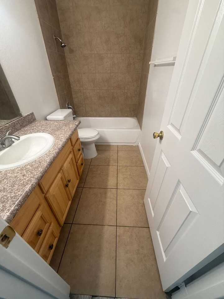 1007 E Deodar St #D - Photo 2 of 9