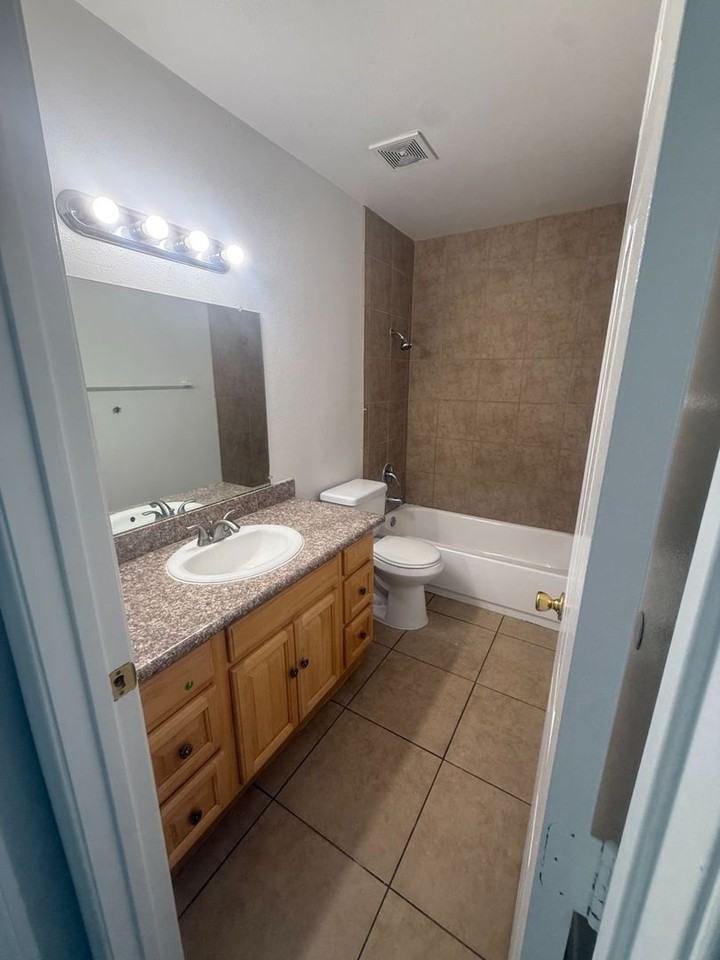 1007 E Deodar St #D - Photo 3 of 9
