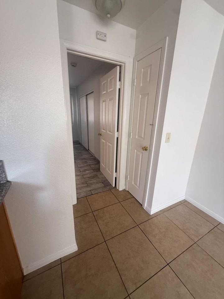 1007 E Deodar St #D - Photo 5 of 9