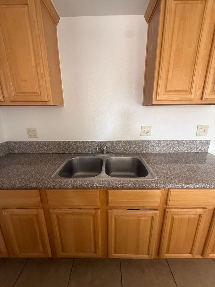 1007 E Deodar St #D - Photo 6 of 9