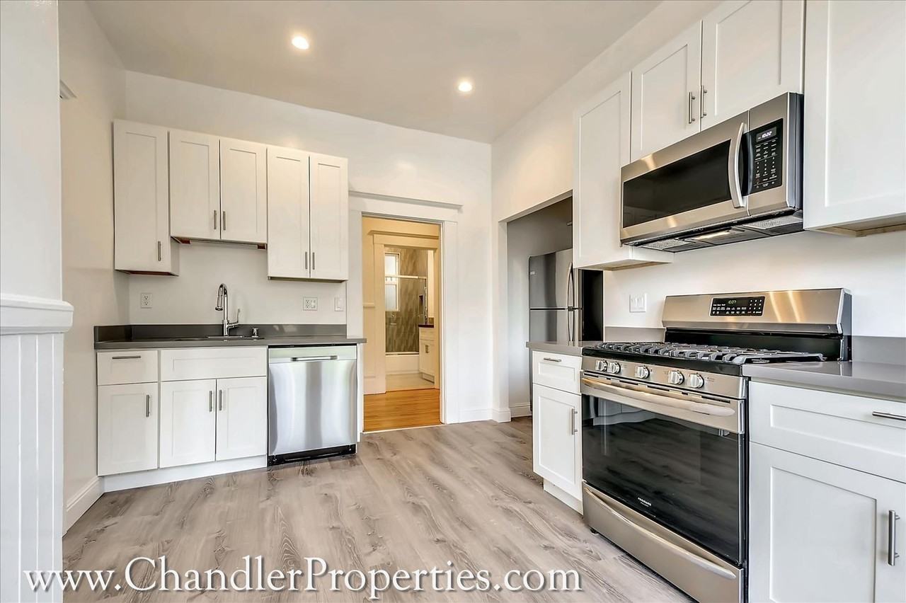 1103 Cole St - Photo 6 of 21