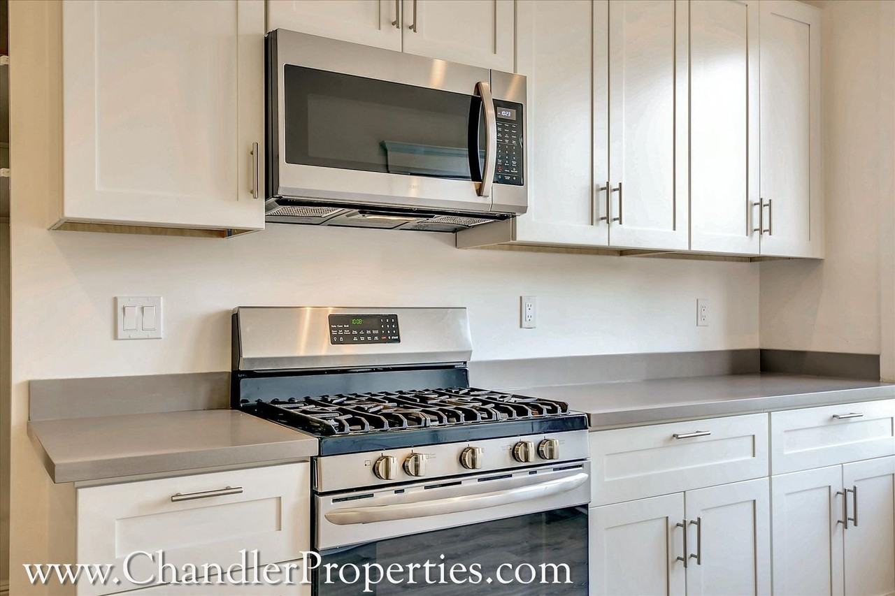 1103 Cole St - Photo 7 of 21