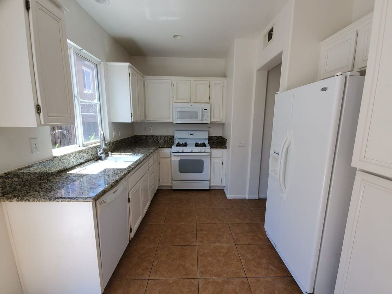 453 Cornwall Gln - Photo 6 of 16