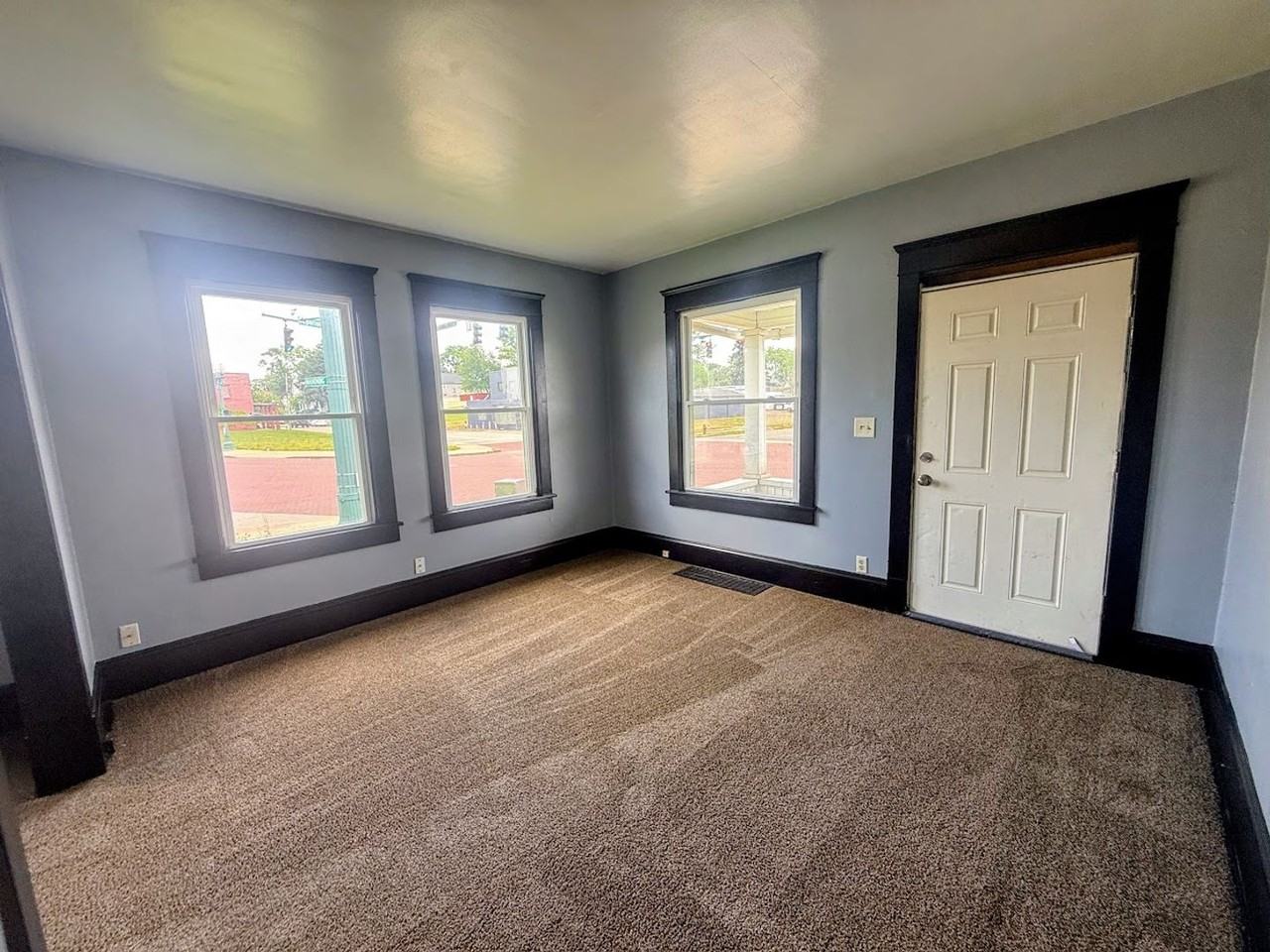 2359 Mahoning Rd Ne - Photo 2 of 12