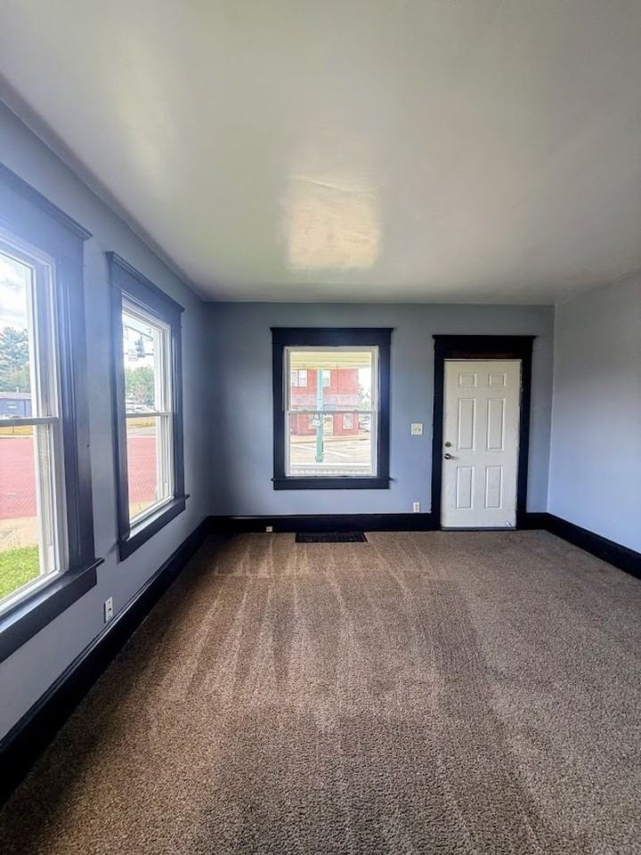 2359 Mahoning Rd Ne - Photo 3 of 12