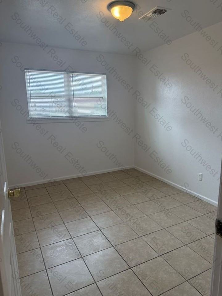 3025 Sheridan St - Photo 6 of 12