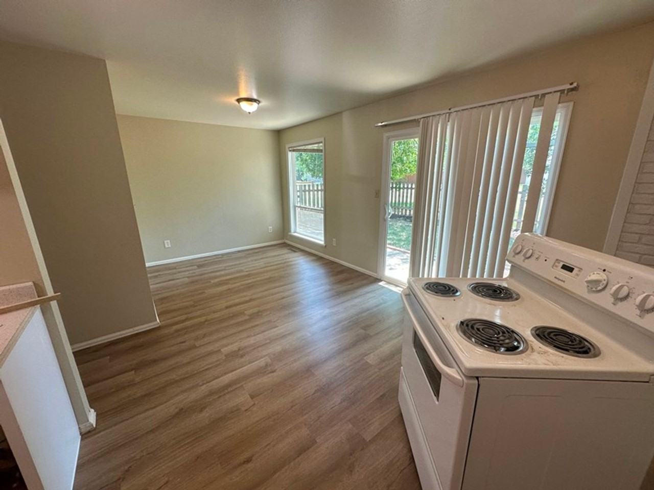 1480 Edgewood Ct - Photo 3 of 10