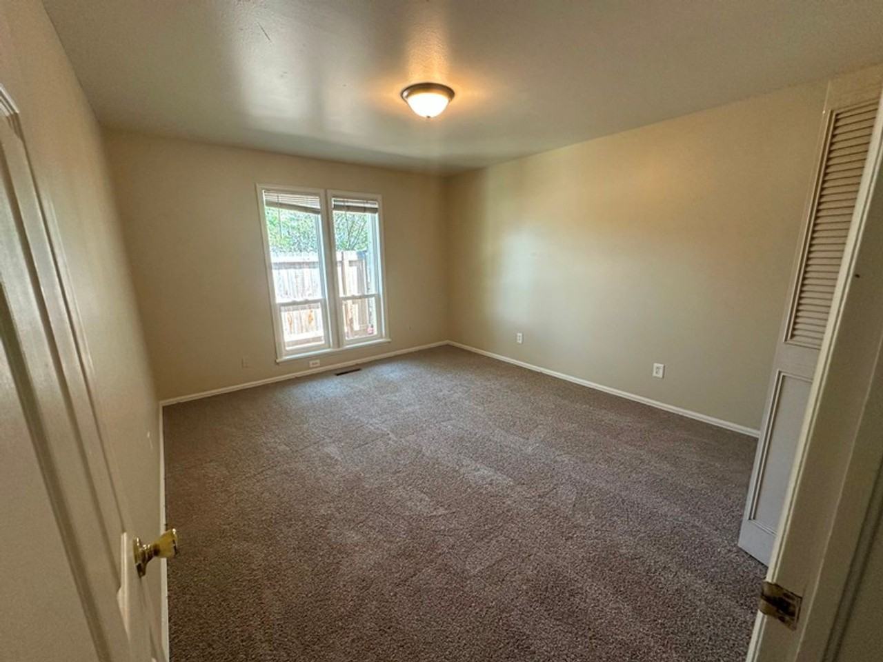 1480 Edgewood Ct - Photo 4 of 10