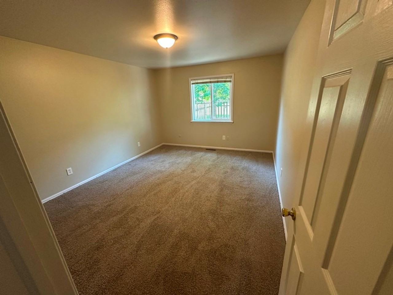 1480 Edgewood Ct - Photo 5 of 10