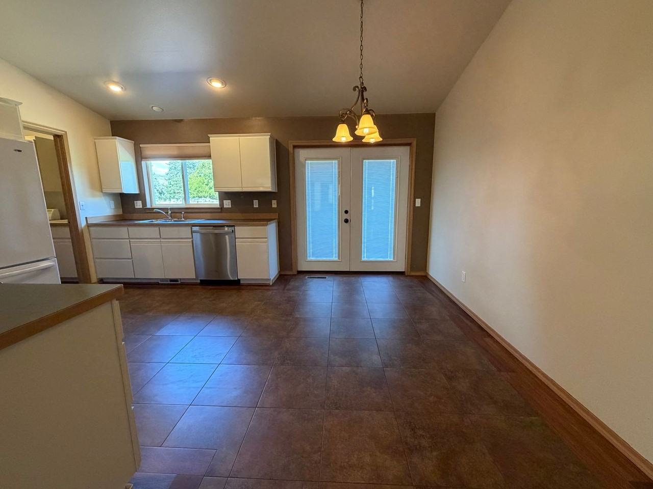 1721 Angela St - Photo 3 of 18