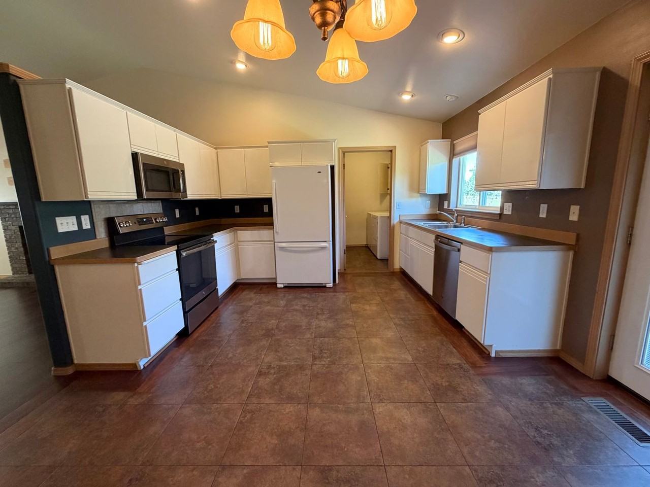 1721 Angela St - Photo 5 of 18