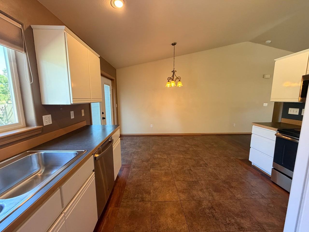 1721 Angela St - Photo 6 of 18