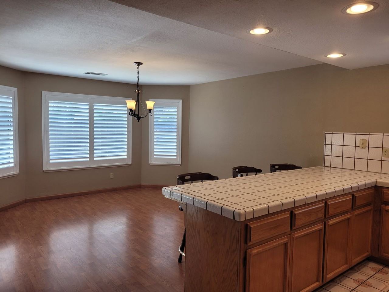 2305 Oxford Ave - Photo 4 of 13