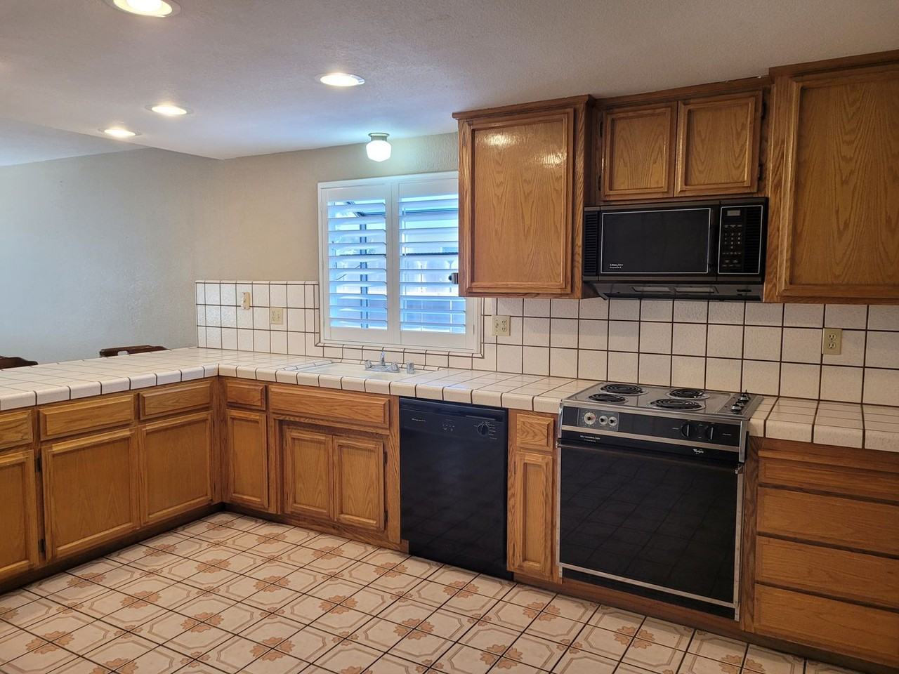 2305 Oxford Ave - Photo 5 of 13