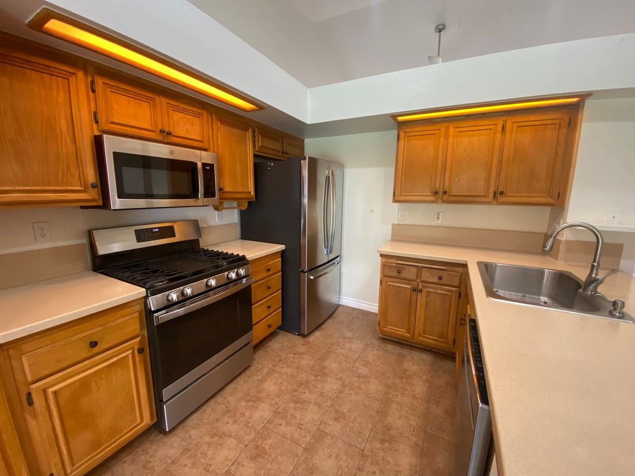 5828 W Avenue L11 - Photo 4 of 24
