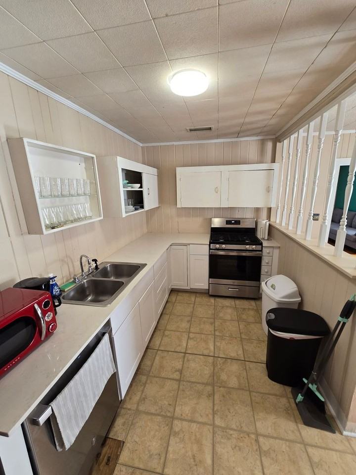 447 W 6th Ave - Photo 2 of 33