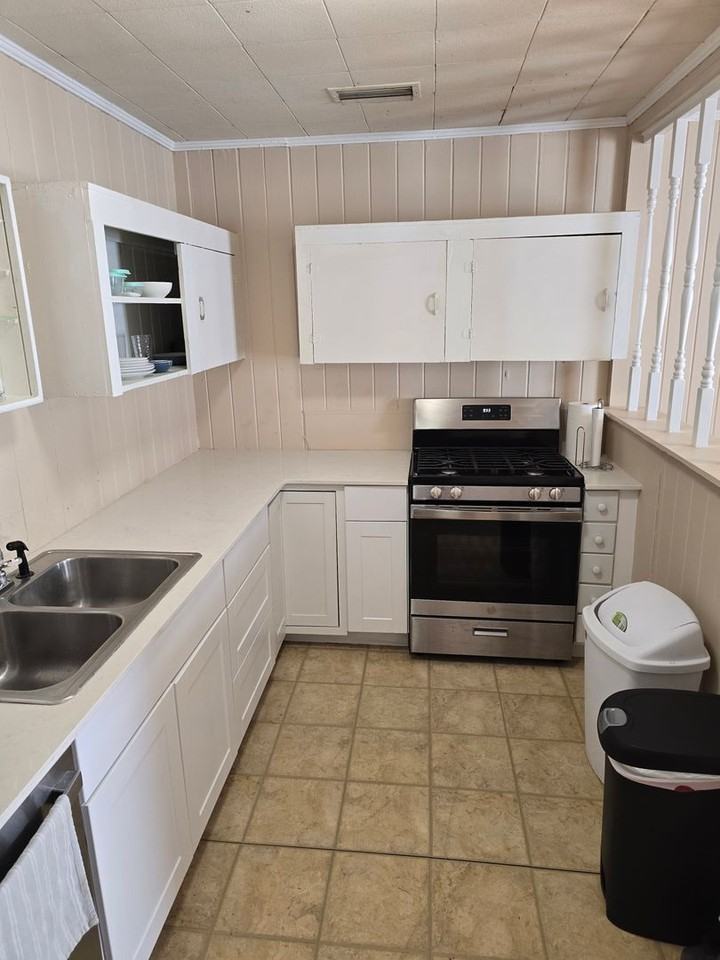 447 W 6th Ave - Photo 4 of 33