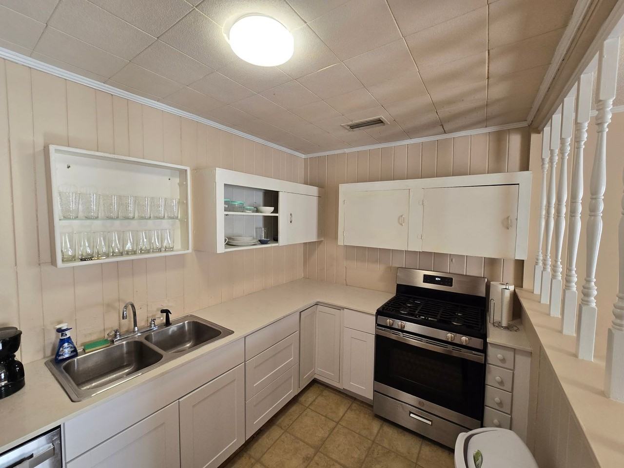 447 W 6th Ave - Photo 5 of 33