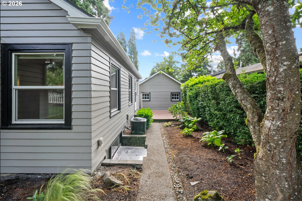 655 8th St - Photo 4 of 40