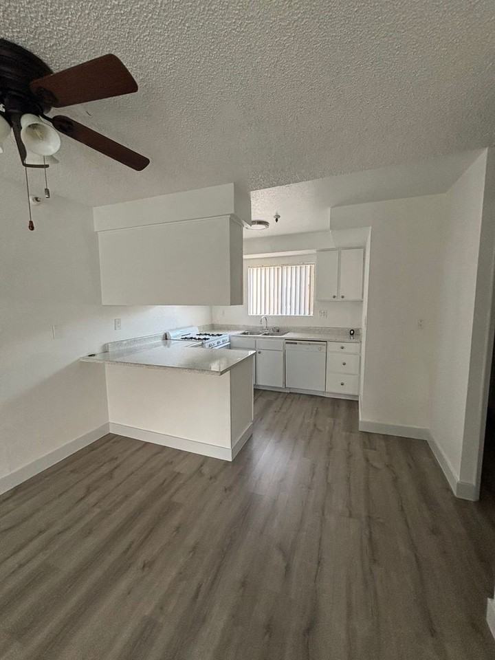 Welcome to 12909 Cordary Ave – Comfort & Convenience in the Heart of Hawthorne! - Photo 5 of 14