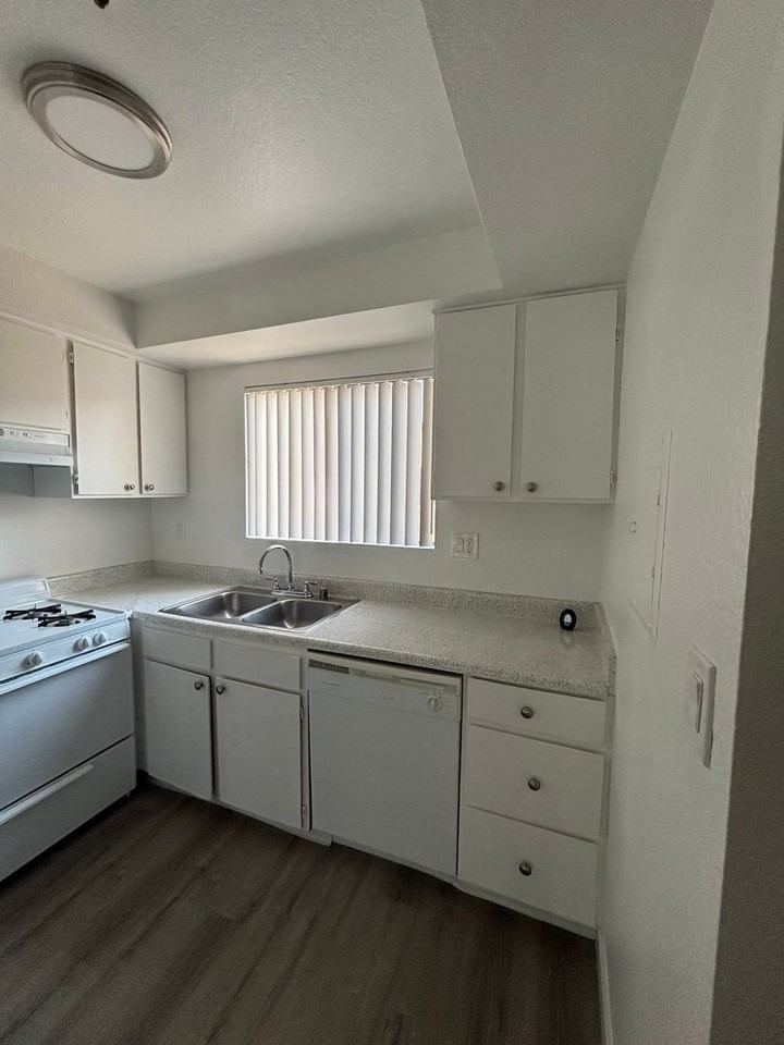 Welcome to 12909 Cordary Ave – Comfort & Convenience in the Heart of Hawthorne! - Photo 7 of 14
