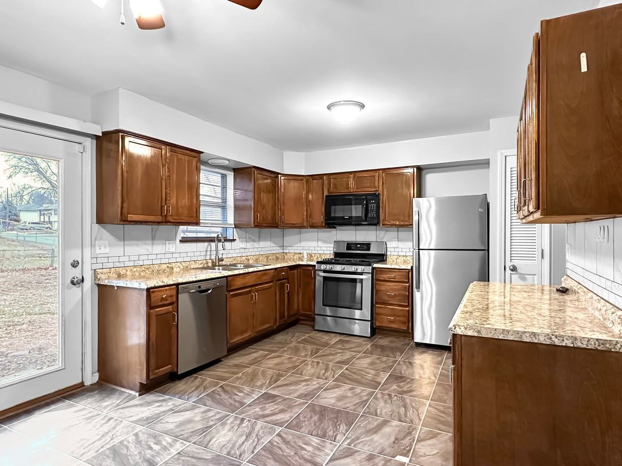 1300 Nw Golfview Ct - Photo 4 of 17