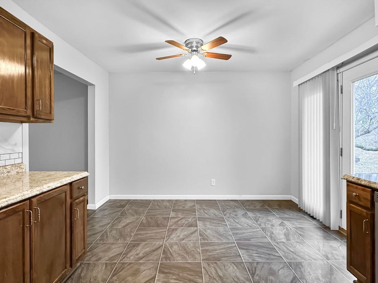 1300 Nw Golfview Ct - Photo 5 of 17