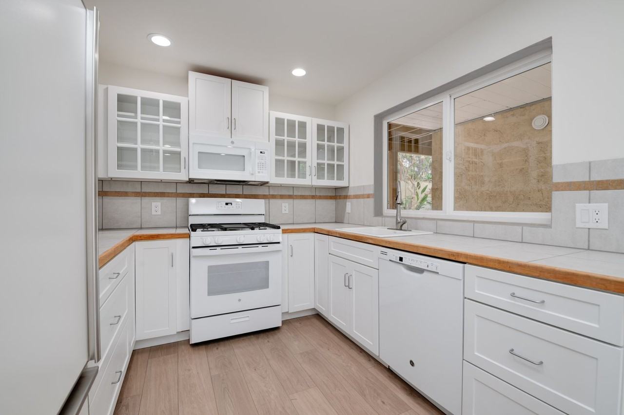 1058 3rd St - Photo 3 of 22