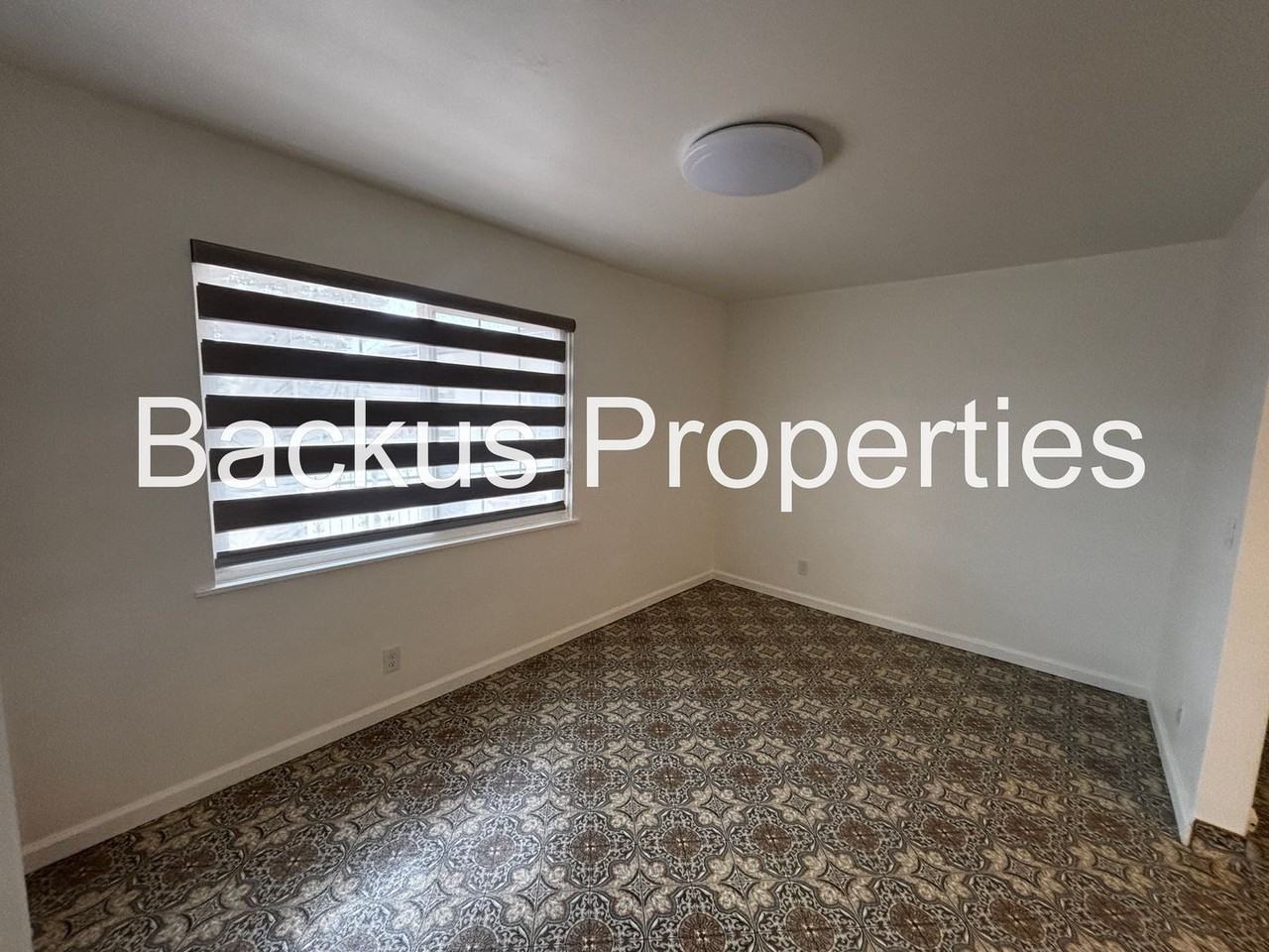 681 Alice St - Photo 5 of 24