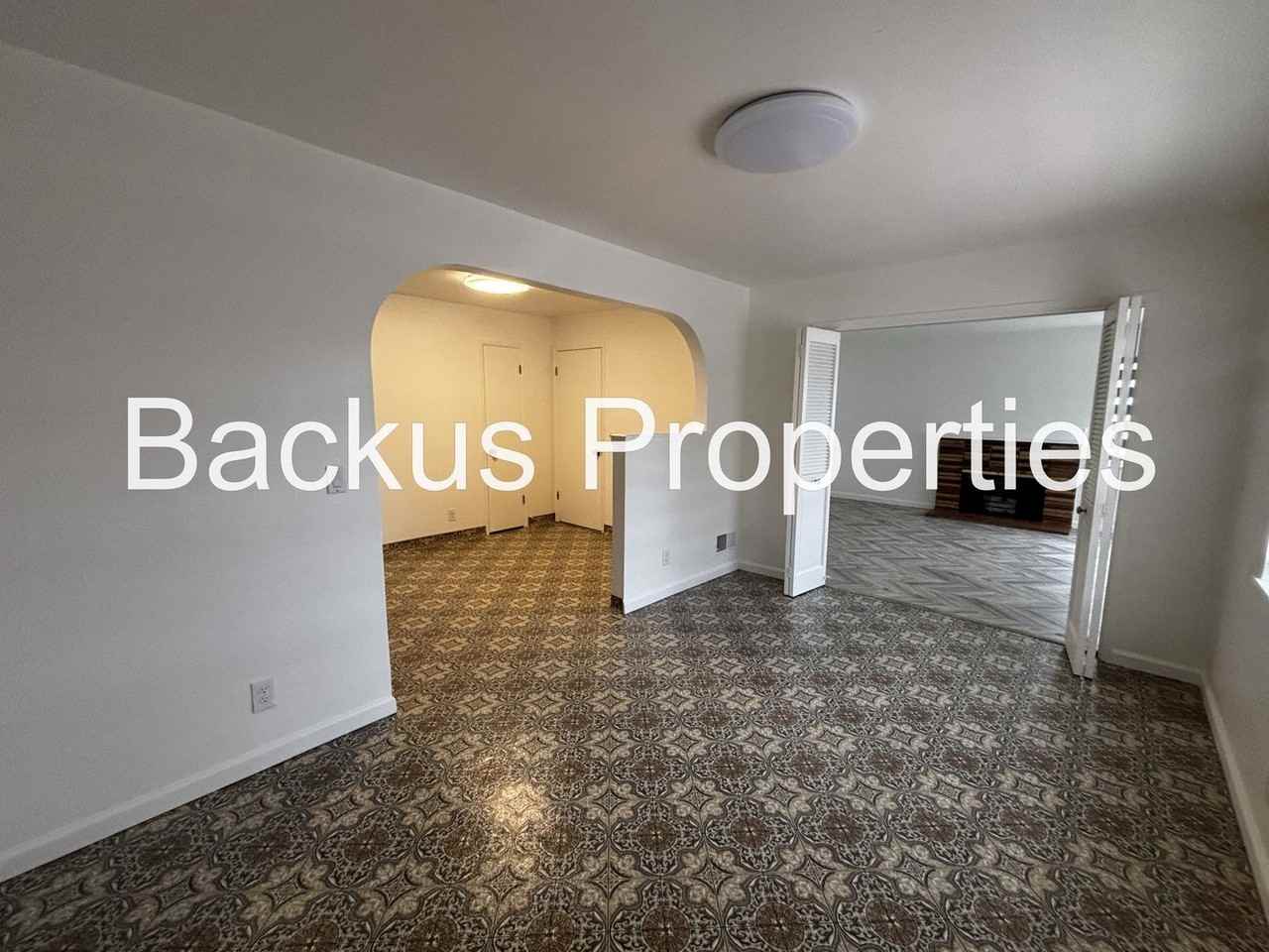 681 Alice St - Photo 6 of 24