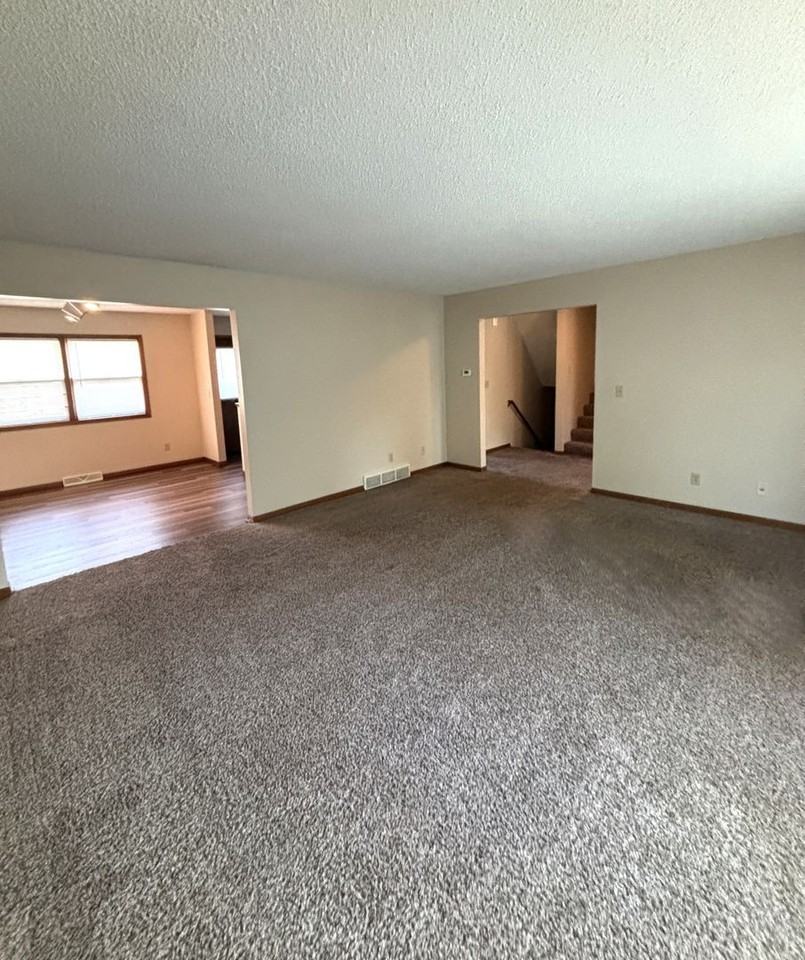 746 Olympic Dr - Photo 4 of 14