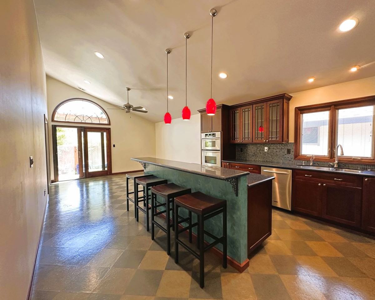 1413 Magnolia Ave - Photo 4 of 25