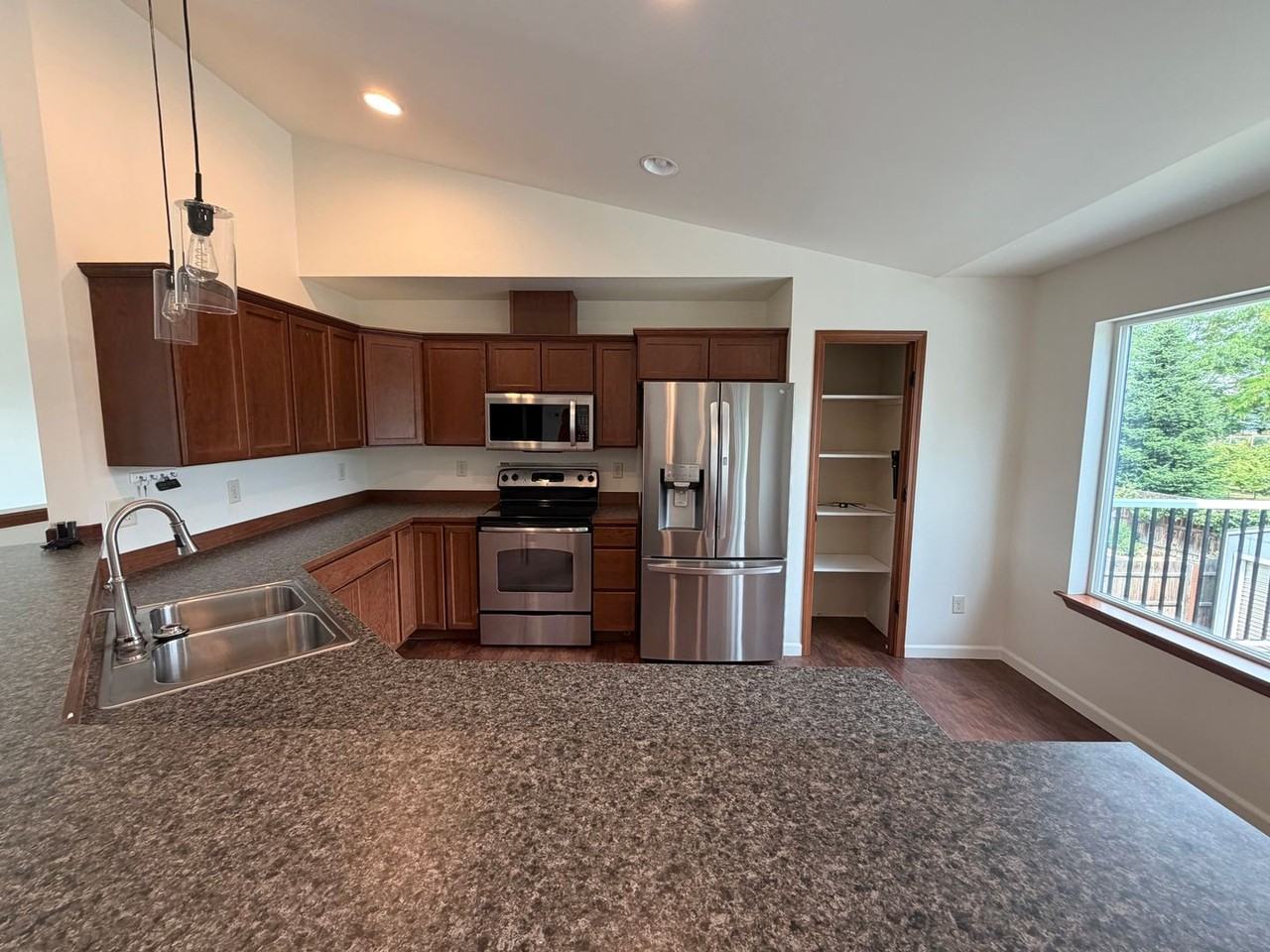 2581 Ne Noble Loop - Photo 4 of 23