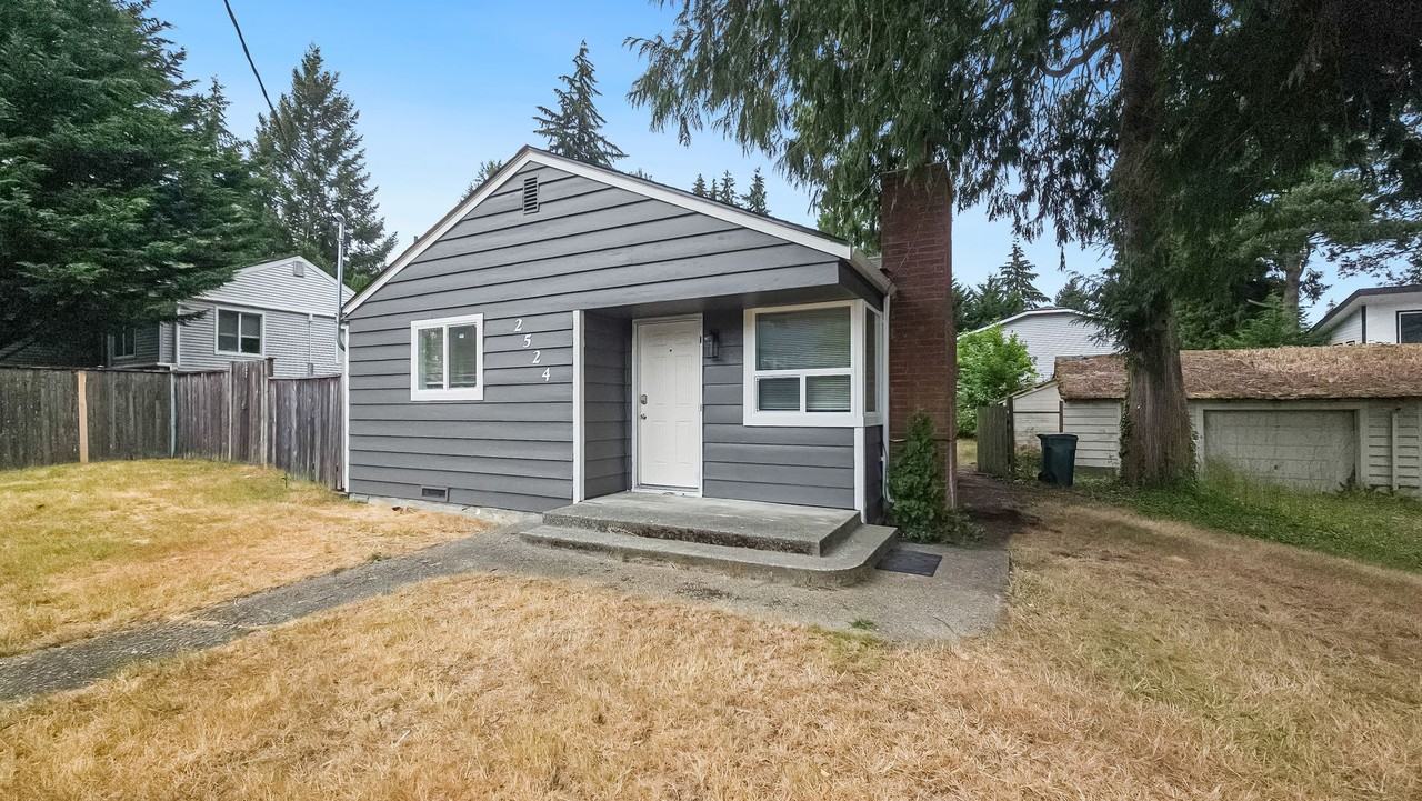 2524 Ne 130th St - Photo 2 of 19