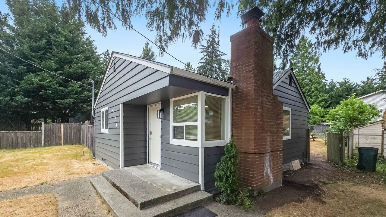 2524 Ne 130th St - Photo 3 of 19