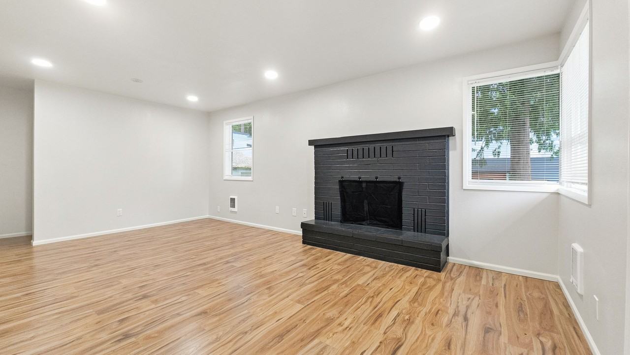 2524 Ne 130th St - Photo 4 of 19