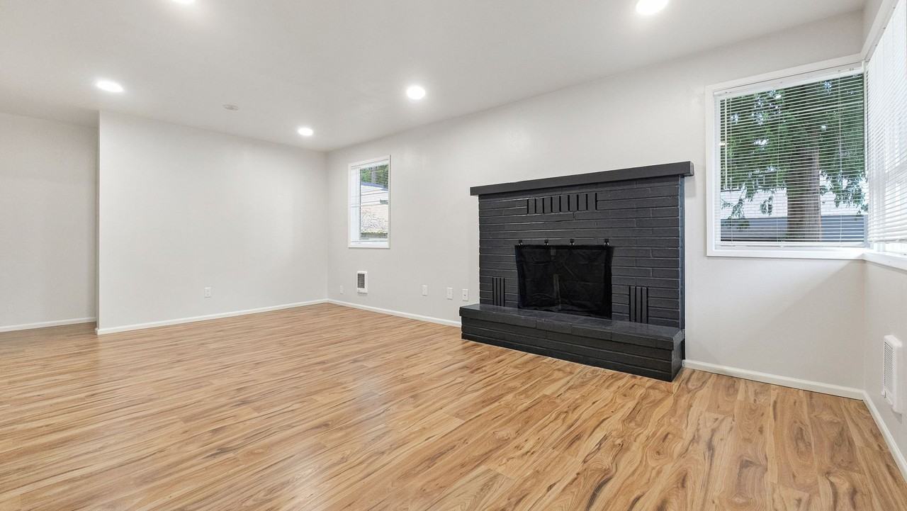 2524 Ne 130th St - Photo 5 of 19