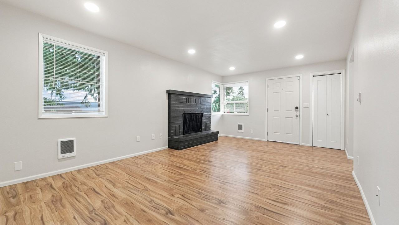 2524 Ne 130th St - Photo 6 of 19