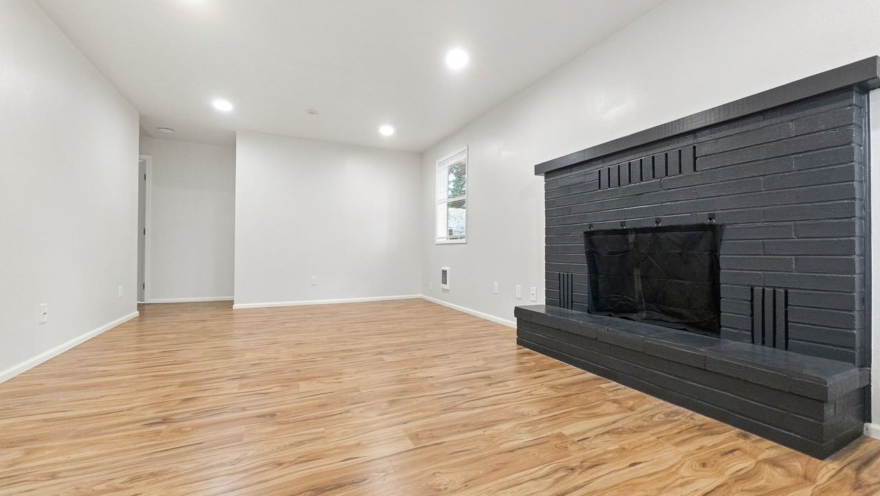 2524 Ne 130th St - Photo 7 of 19