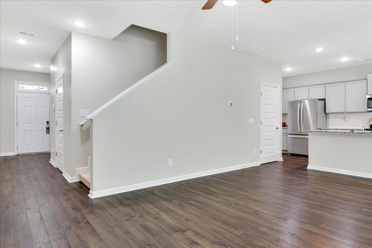 1127 Sims Dr - Photo 7 of 41