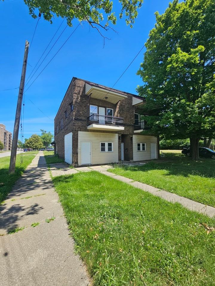 14201 Westropp Ave - Photo 3 of 26